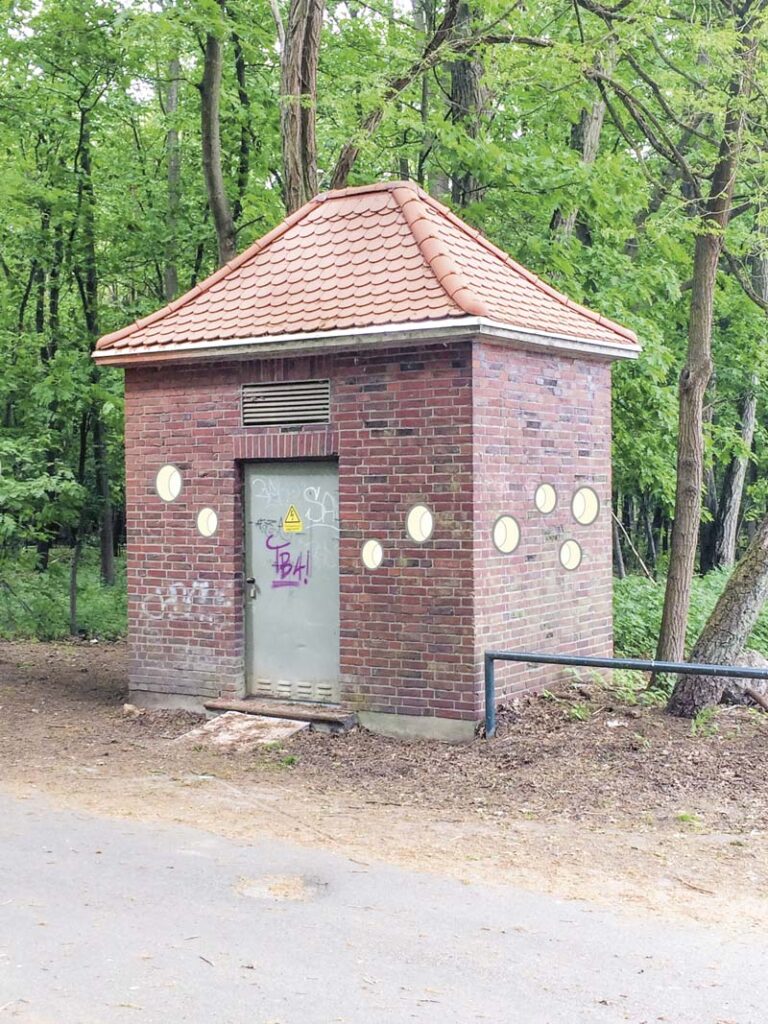 Fotocollage vom Trafohaus von außen mit Gucklöchern bei Tag