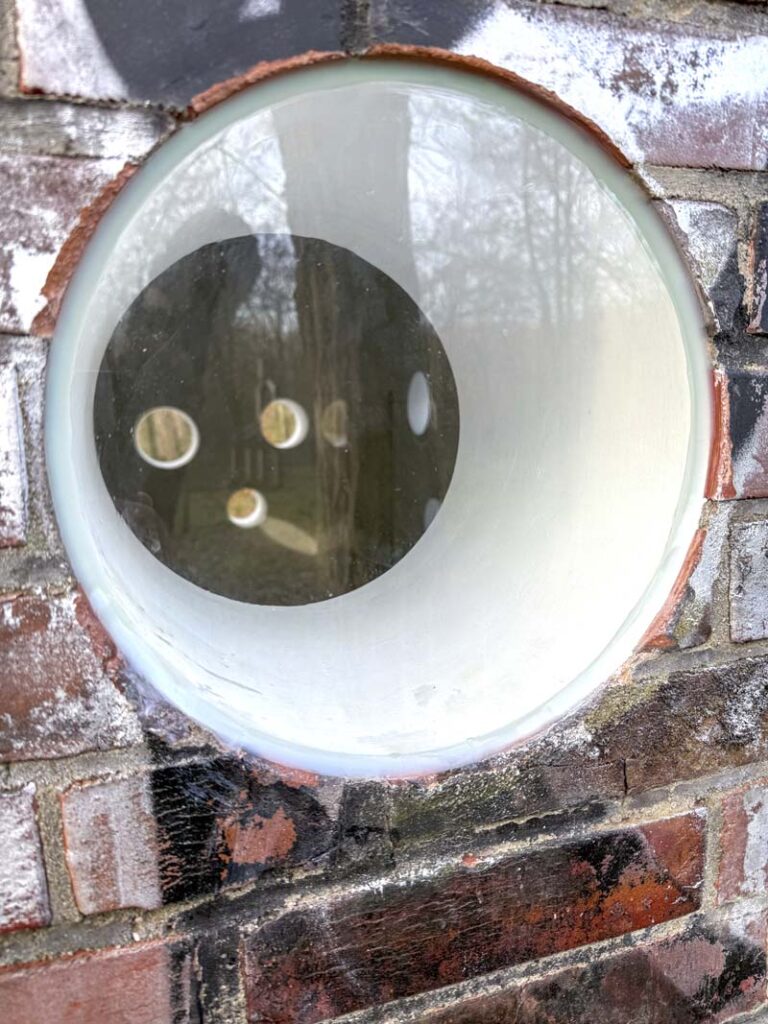 Guckloch des Trafohauses mit Glasfenster