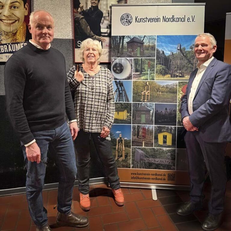 Mitglieder des Vorstands und Beirats vor den Roll-up-Displays des Kunstvereins